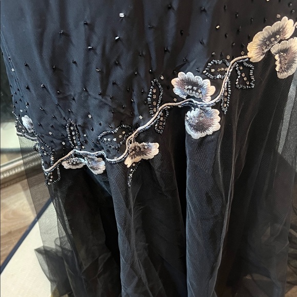 Chic Black Maxi Dress with Floral Details - Picture 5 of 9